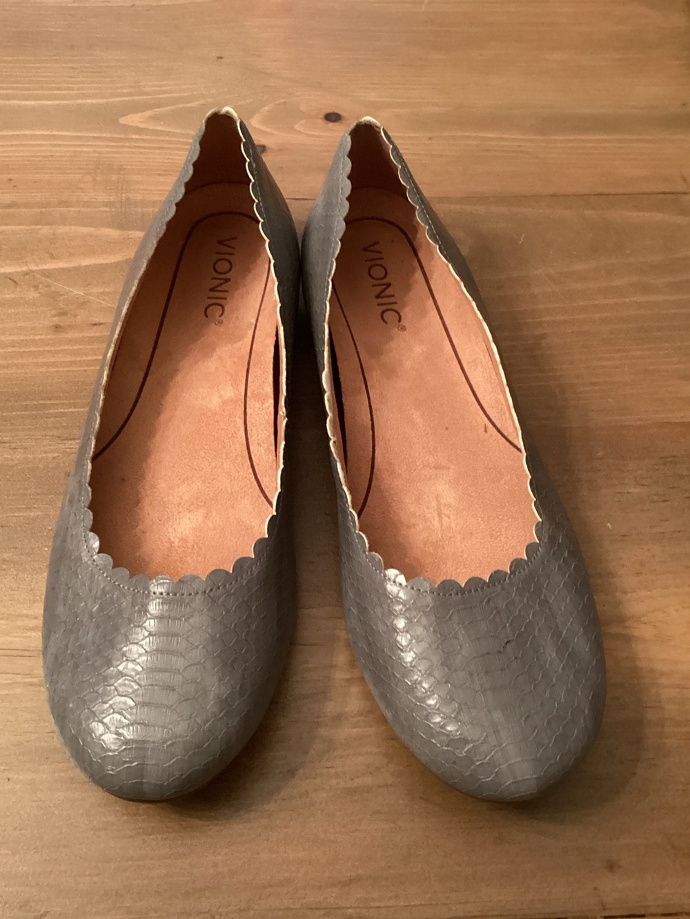 VIONIC SIZE 9 JULIETA BALLET FLATS GRAY SNAKESKIN EMBOSSED SCALLOPED HEM